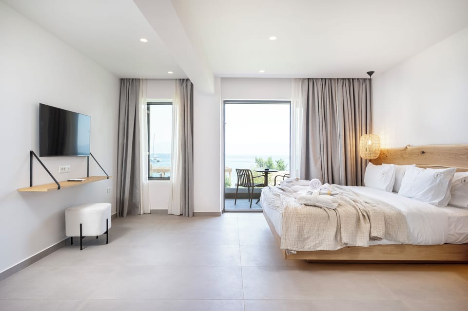  Executive Suite with Sea View | Egyptian cotton sheets, premium bedding, memory foam beds, in-room safe