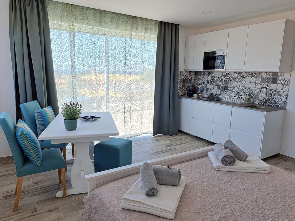 Exclusive Studio Suite | Private kitchen | Microwave, coffee/tea maker, electric kettle