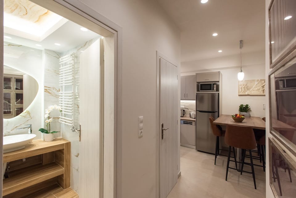 Luxury Apartment | 2 bedrooms, hypo-allergenic bedding, in-room safe, blackout drapes