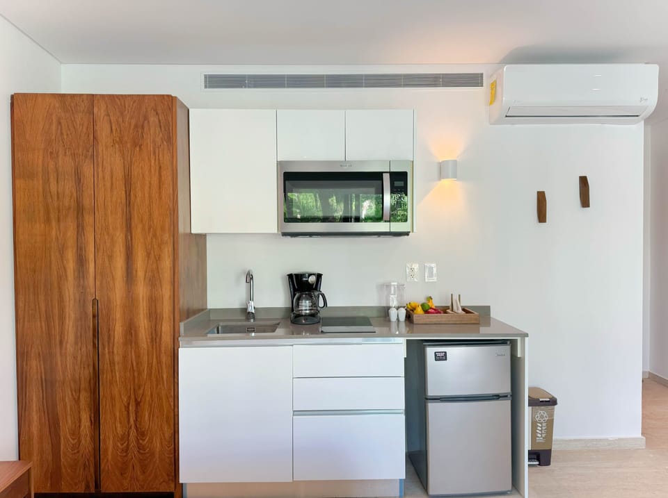 Comfort Studio | Private kitchen | Mini-fridge, microwave, coffee/tea maker, blender