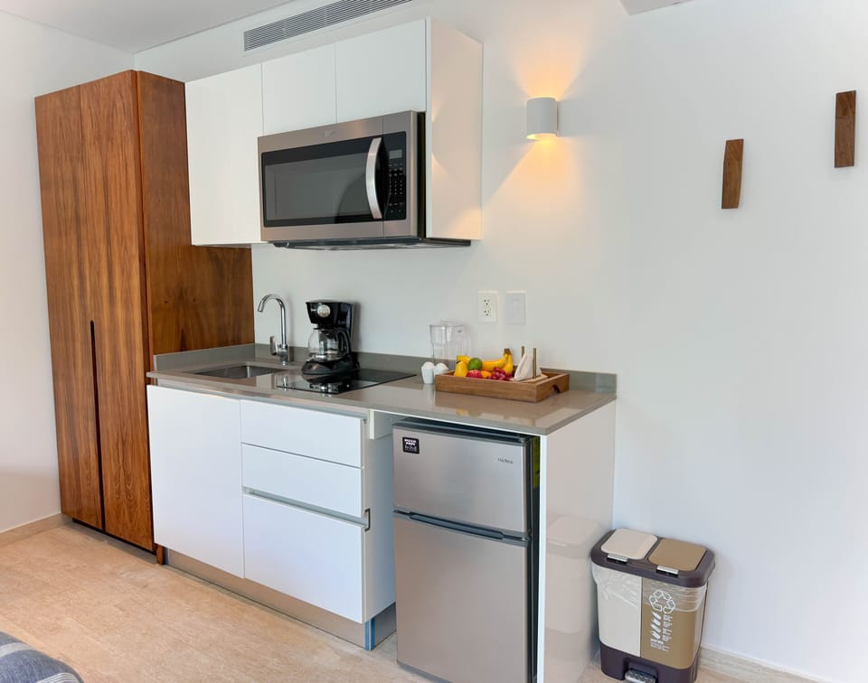 Comfort Studio | Private kitchen | Mini-fridge, microwave, coffee/tea maker, blender