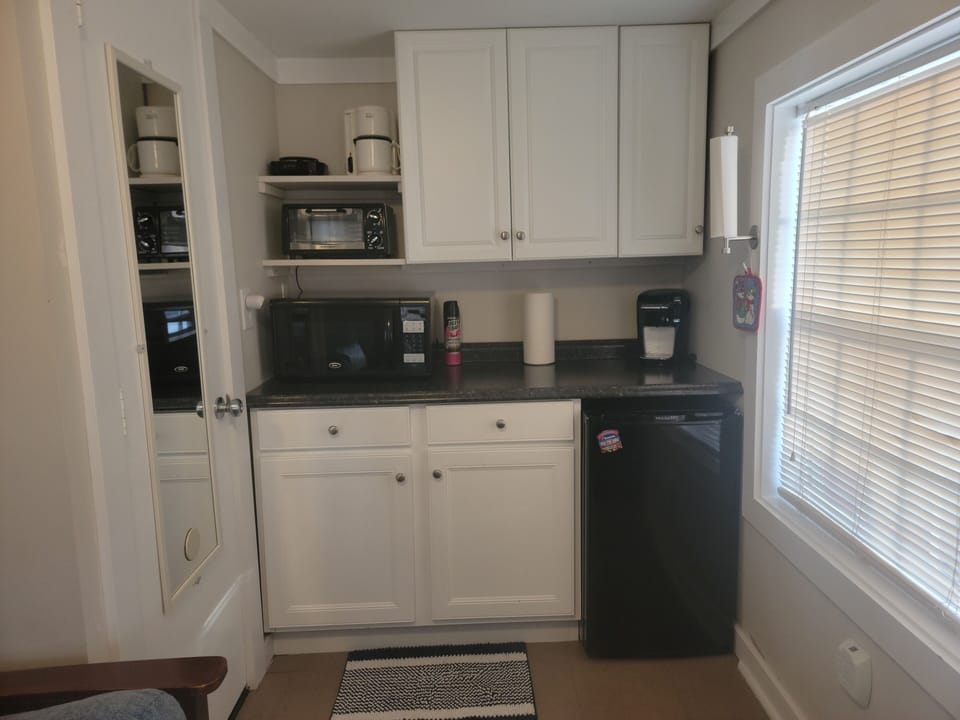 Standard Bungalow | Private kitchen | Full-size fridge, microwave, stovetop, coffee/tea maker