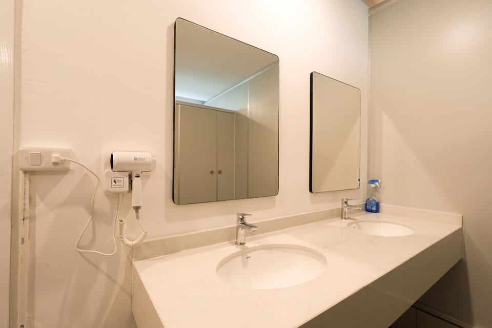 Shower, rainfall showerhead, free toiletries, hair dryer