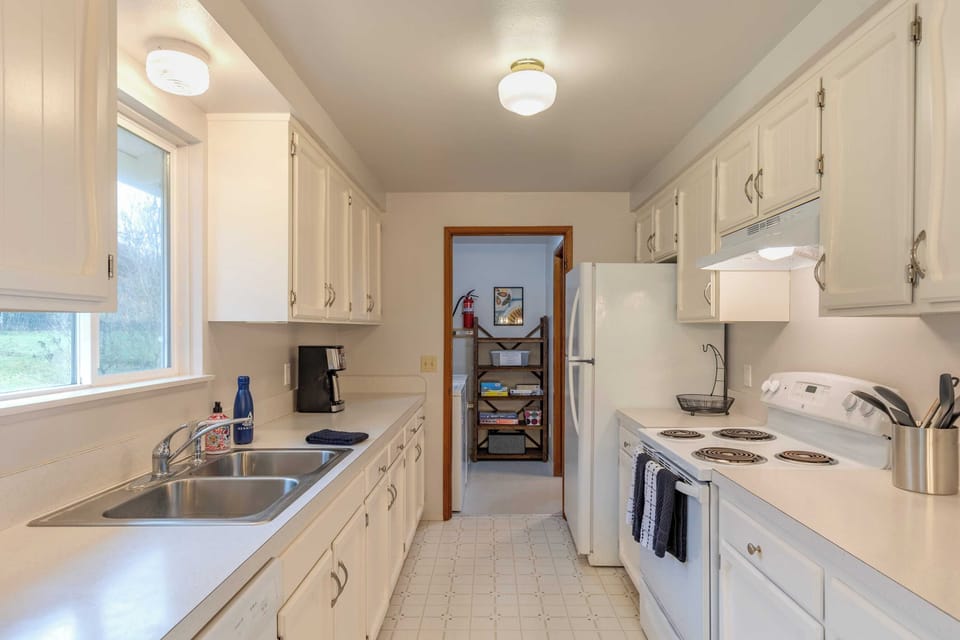 House (3 Bedrooms) | Private kitchen | Fridge, microwave, oven, stovetop