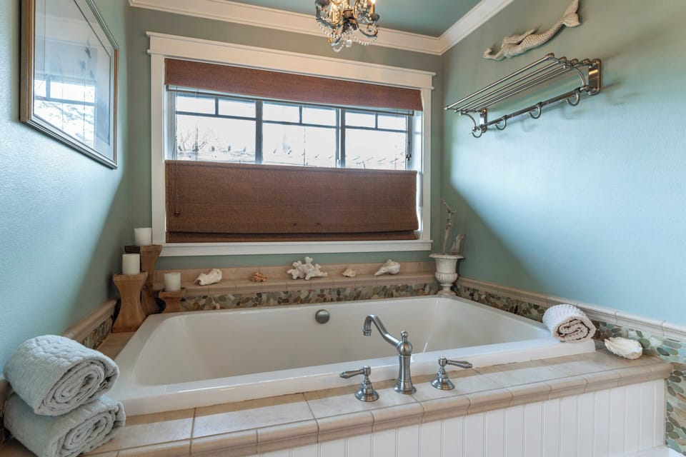 Truly a Treasure by Avantstay Walk to Beach, Patio Cottage in Manzanita