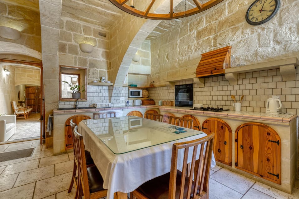 Family Townhome, 3 Bedrooms, Microwave (Ta'Leli Pool Farmhouse in Gozo) | Dining