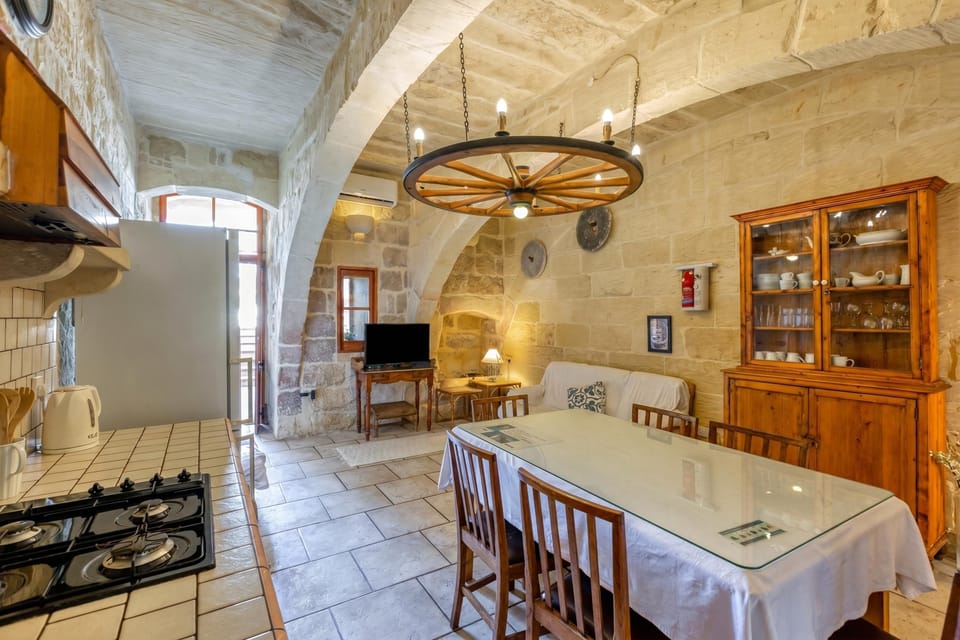 Family Townhome, 3 Bedrooms, Microwave (Ta'Leli Pool Farmhouse in Gozo) | Dining