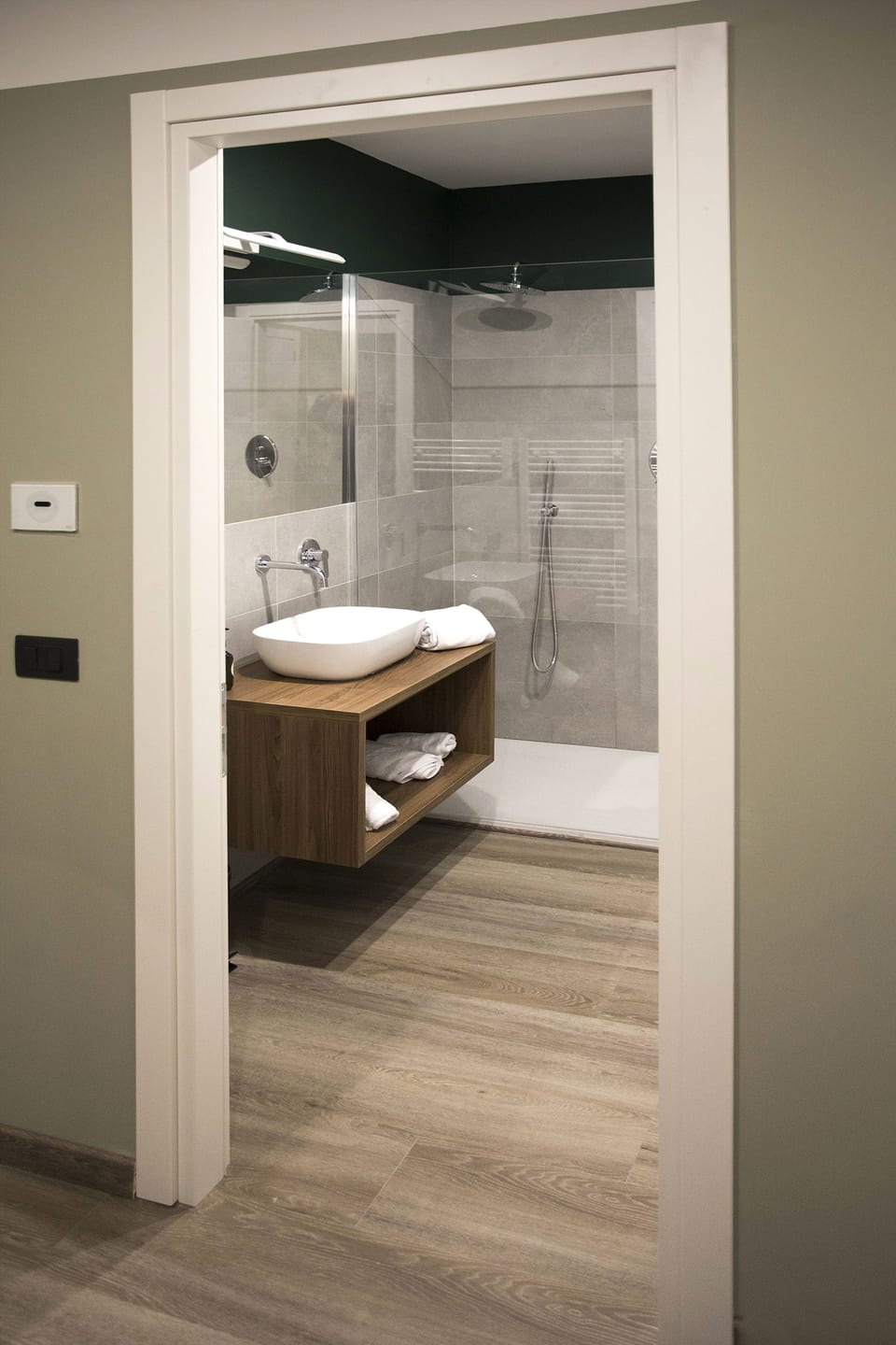 Family Triple Room | Bathroom | Shower, rainfall showerhead, free toiletries, hair dryer