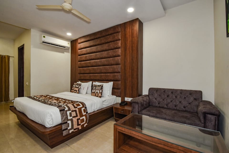 Executive Double Room | Desk, laptop workspace, soundproofing, iron/ironing board