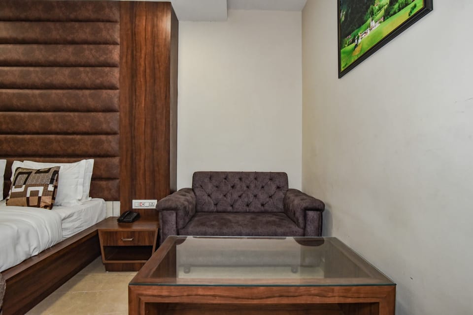 Executive Double Room | Desk, laptop workspace, soundproofing, iron/ironing board