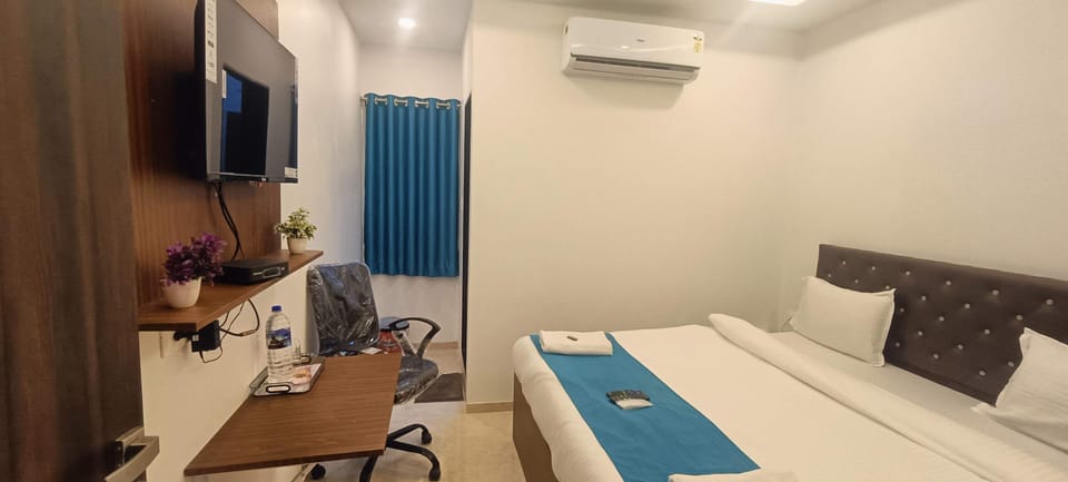1 bedroom, desk