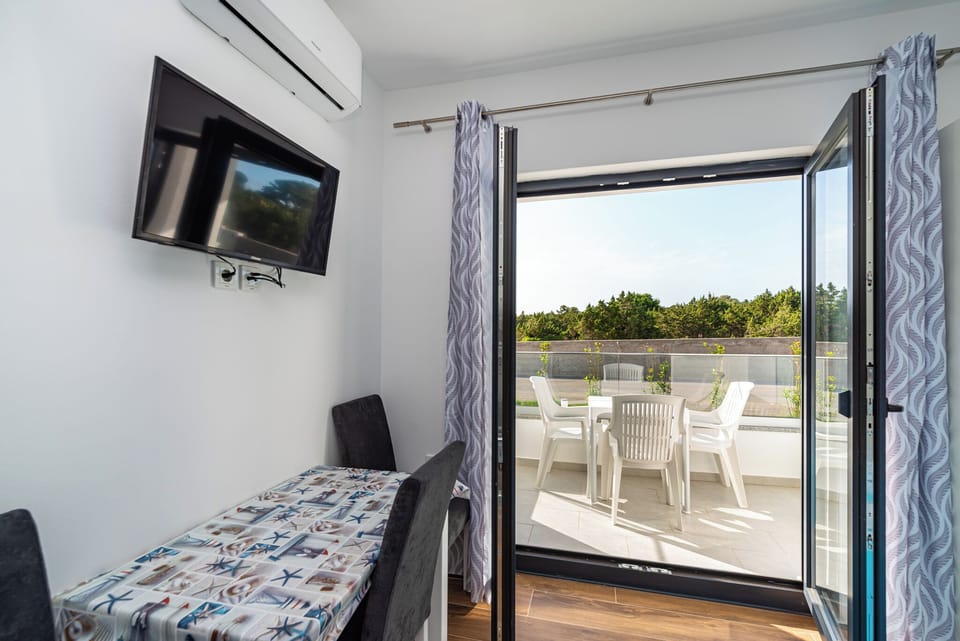 Studio, Balcony, Garden View | Outdoor dining
