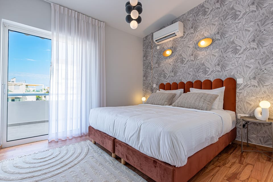 Luxury Apartment | 2 bedrooms, in-room safe, blackout drapes, iron/ironing board