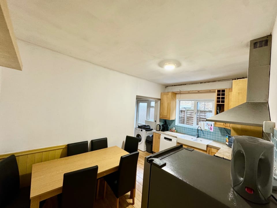 House | Private kitchen | Fridge, microwave, oven, stovetop