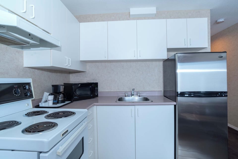 Studio Suite, 1 Queen Bed, Kitchen | Private kitchen | Coffee/tea maker