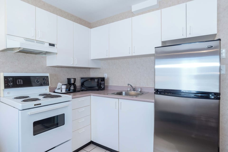 Studio Suite, 1 Queen Bed, Kitchen | Private kitchen | Coffee/tea maker