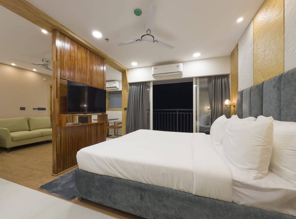 Super Deluxe Room | Premium bedding, desk, soundproofing, free WiFi