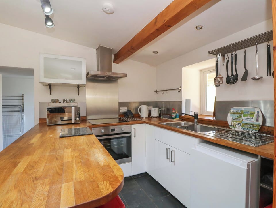 Cottage | Private kitchen | Fridge, dishwasher, electric kettle, toaster