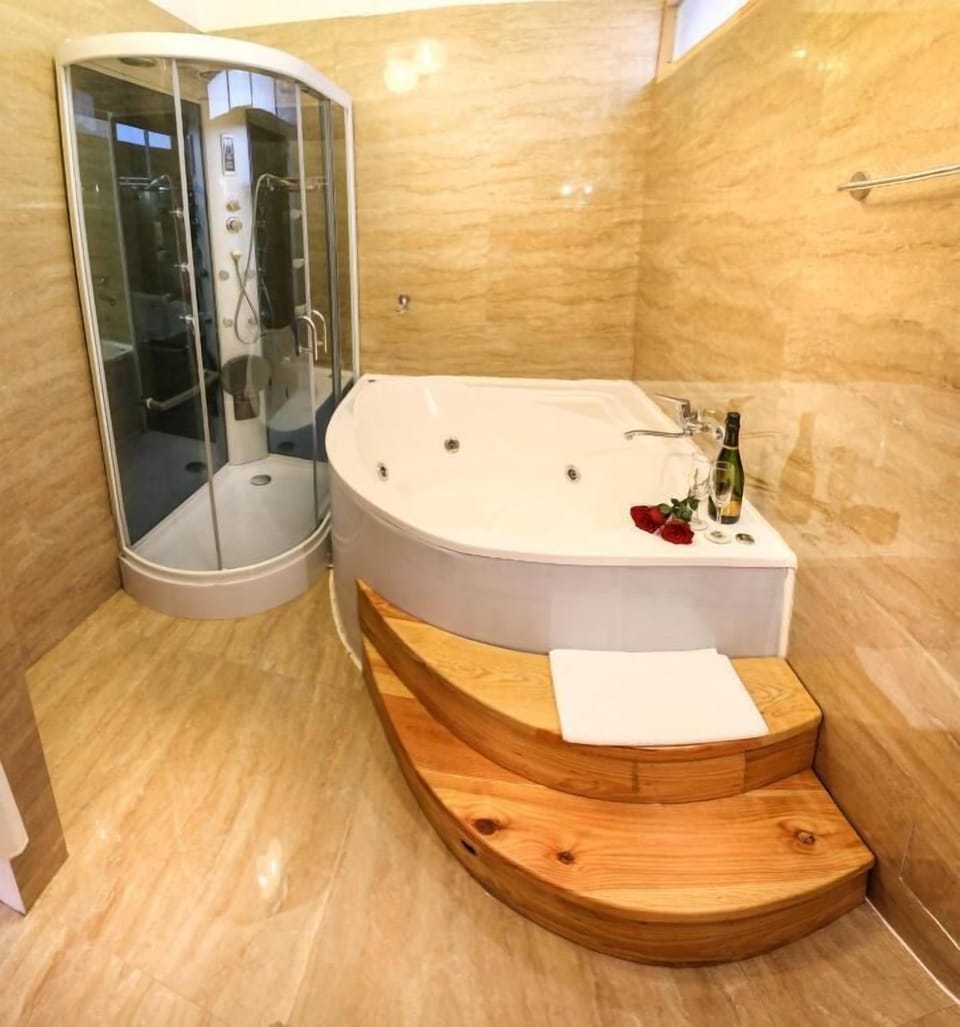 Family Studio Suite, Multiple Beds, River View | Bathroom | Towels
