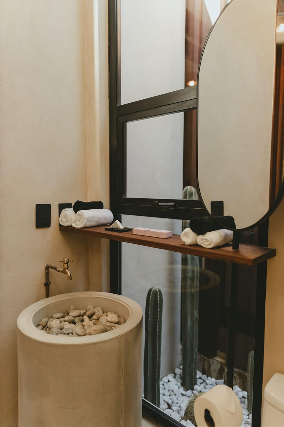 Design Room | 1 bedroom, in-room safe, desk, iron/ironing board