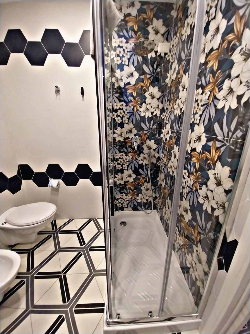 Basic Double Room | Bathroom | Shower, towels