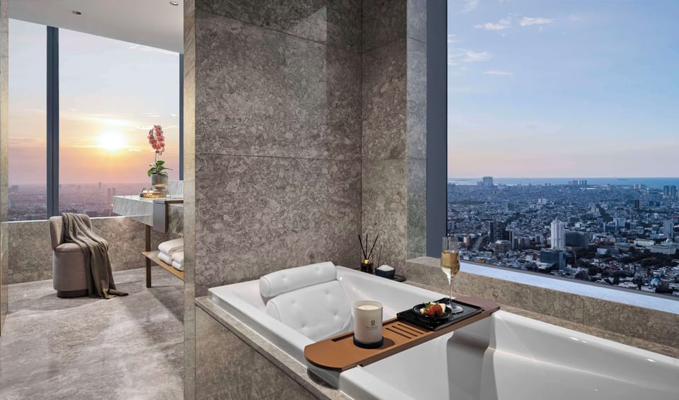Pacific Club Premier Room (Free Breakfast) | Bathroom | Designer toiletries, hair dryer, bathrobes, slippers