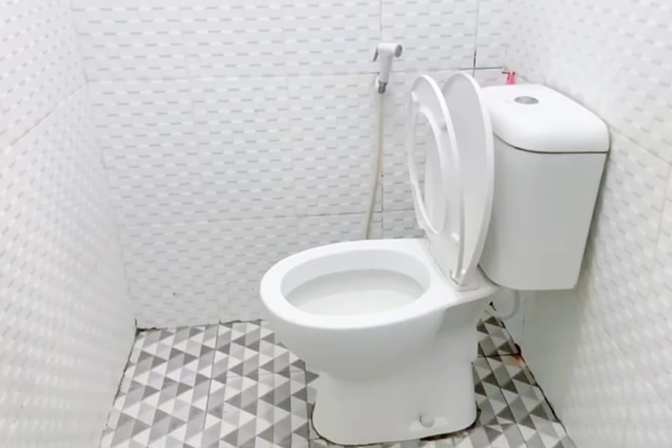 Standard Single Room | Bathroom | Shower, towels, soap, shampoo