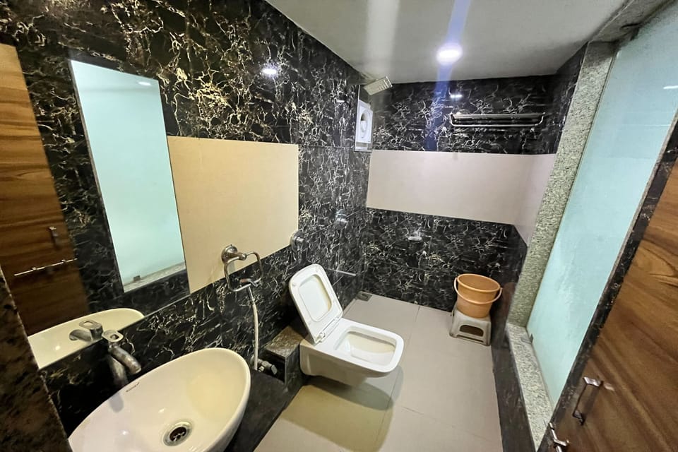Deluxe Room | Bathroom | Shower, rainfall showerhead, hair dryer, slippers