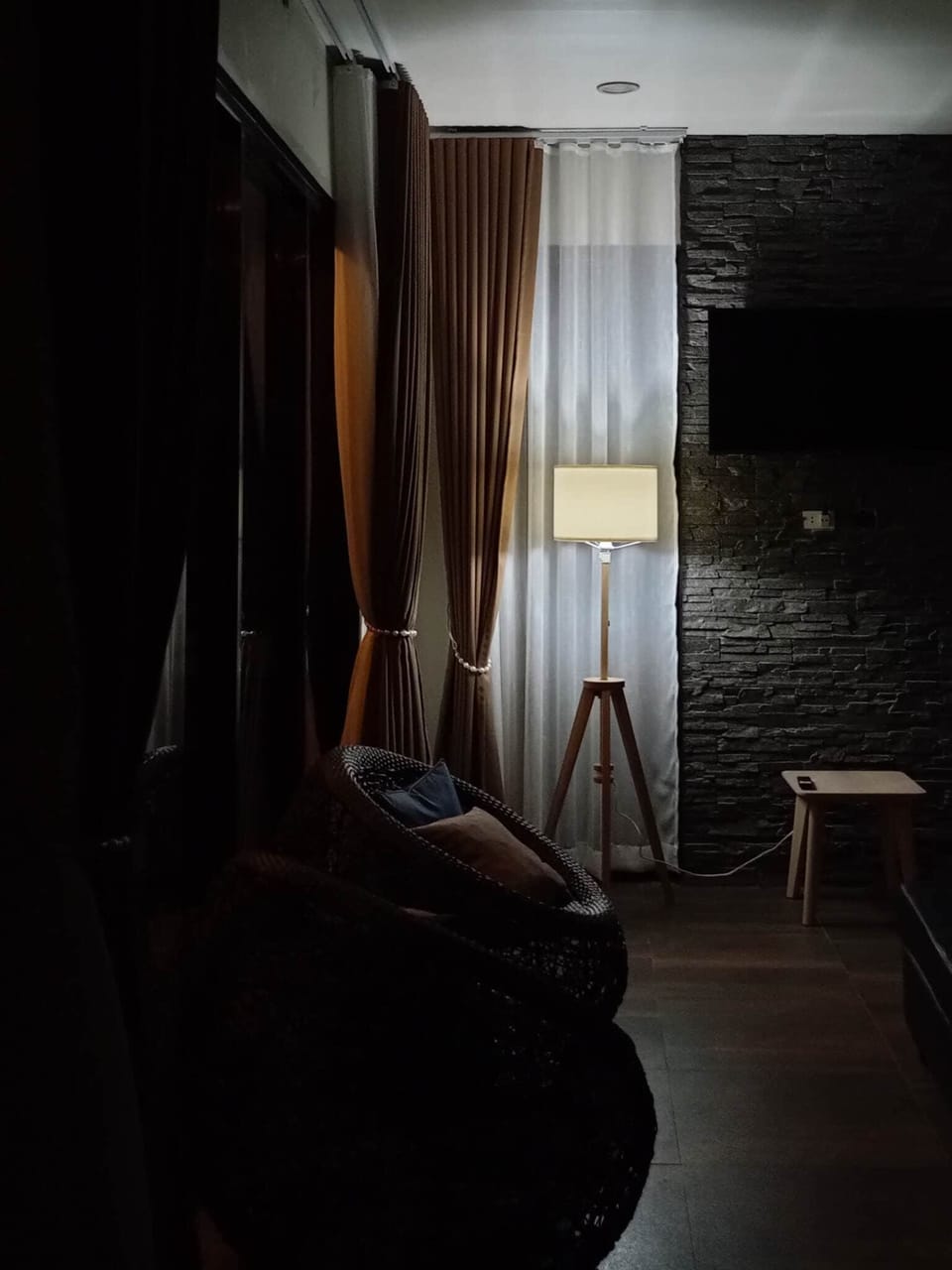 Premium bedding, in-room safe, blackout drapes, soundproofing
