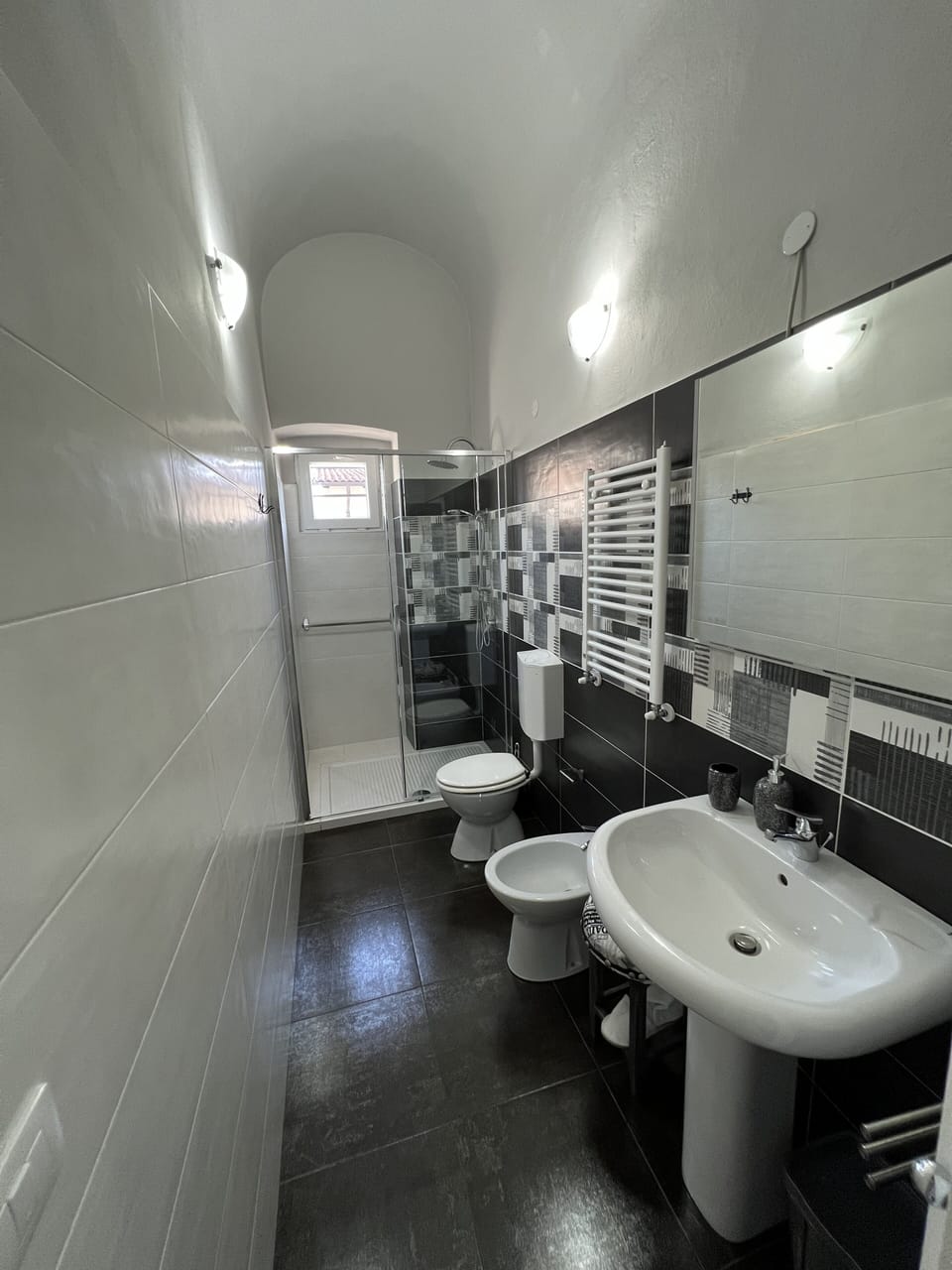 Classic Double Room | Bathroom | Free toiletries, hair dryer, bathrobes, slippers