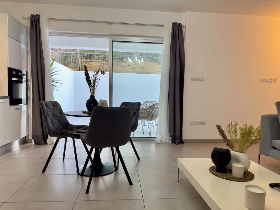Apartment, 1 Bedroom, Accessible, Smoking | Living area