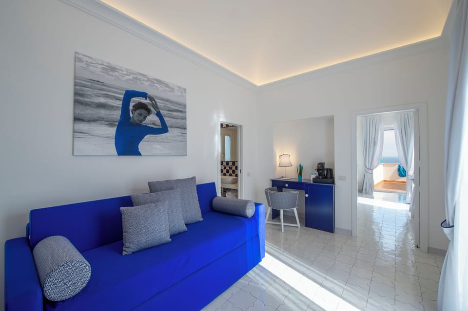 Suite (Fornillo) | Living area | Smart TV