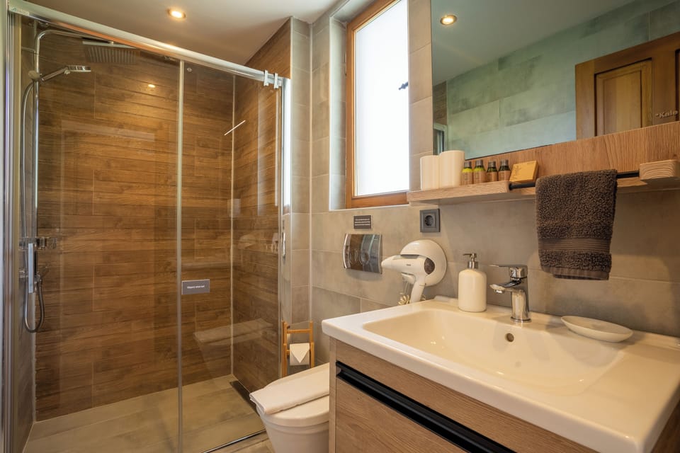 Superior Double Room, Balcony, Sea View | Bathroom | Shower, rainfall showerhead, hair dryer, slippers
