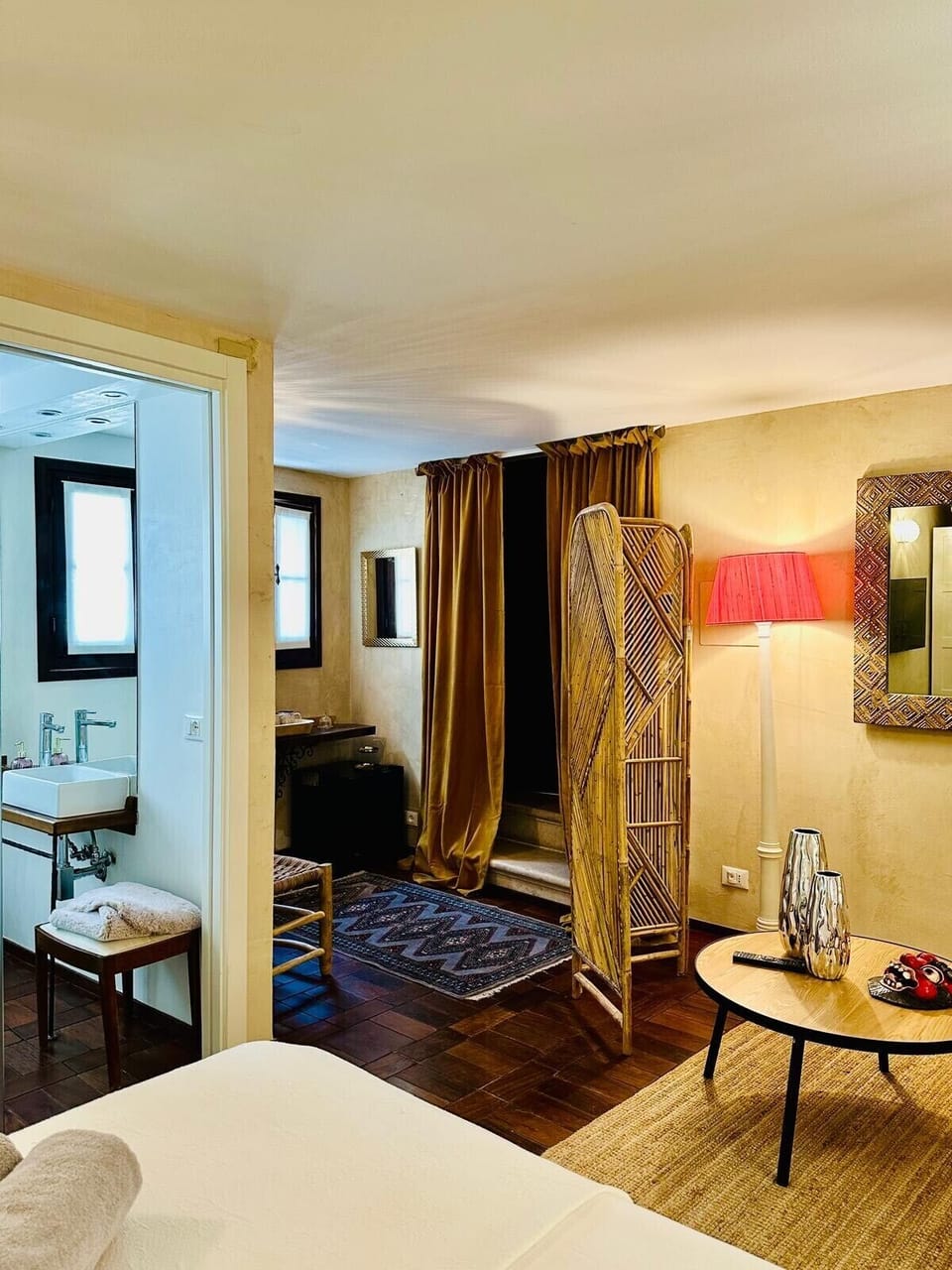 Deluxe Double Room | Minibar, desk, soundproofing, iron/ironing board
