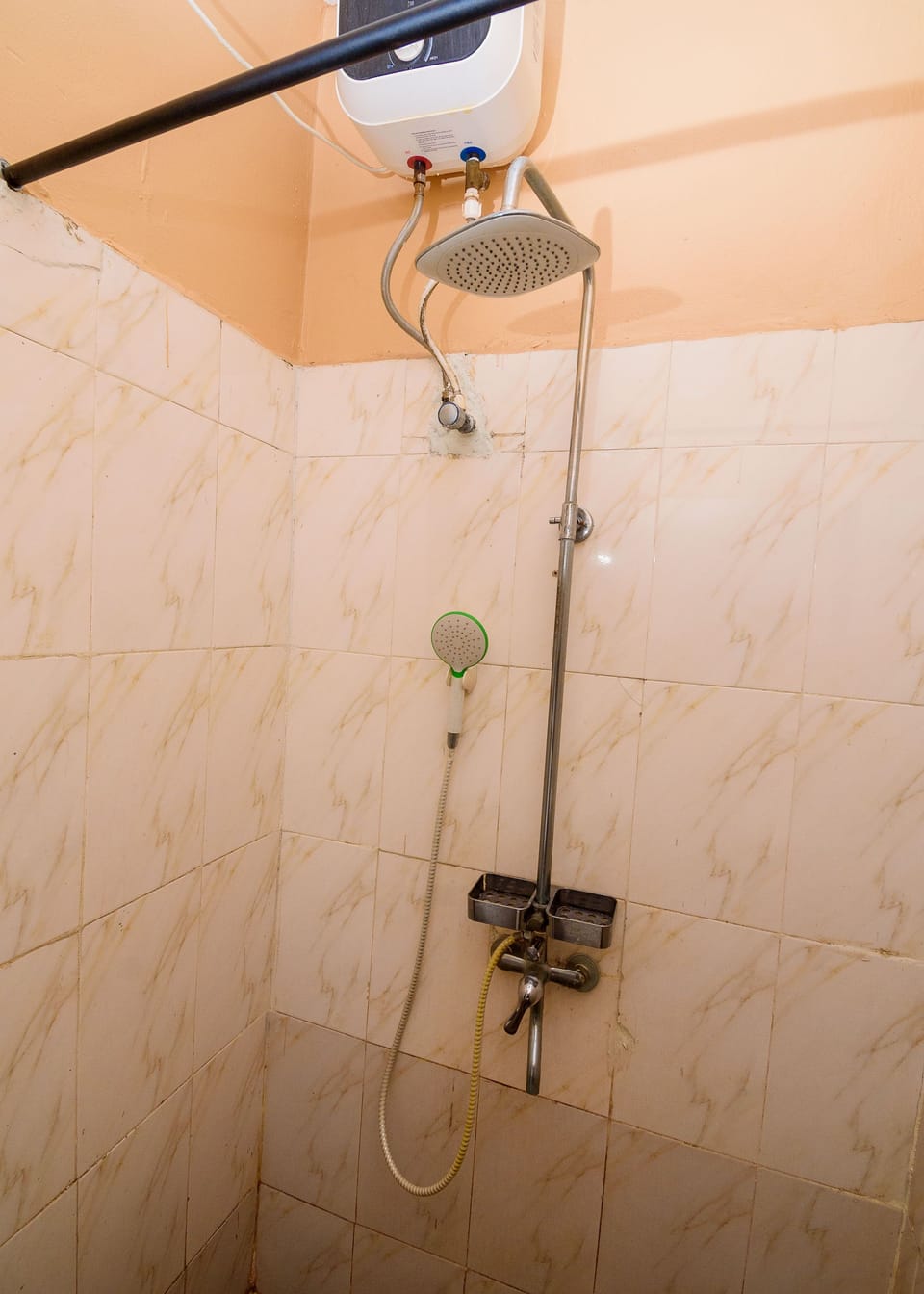 Classic Room | Bathroom | Shower, rainfall showerhead, free toiletries, towels