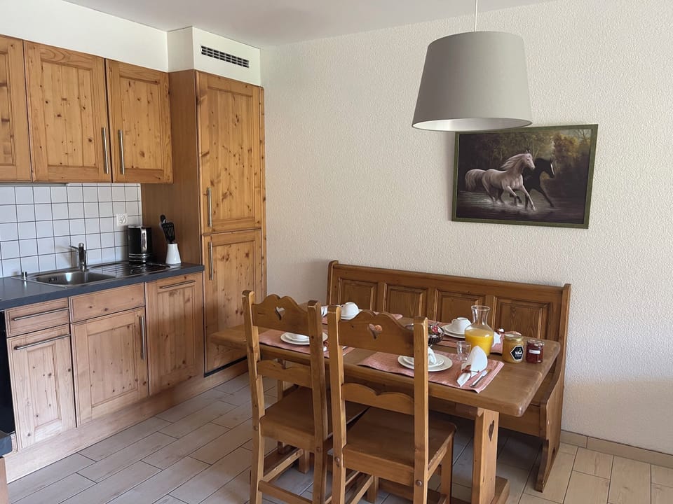 Comfort Apartment, 1 Bedroom, Mountain View | In-room dining