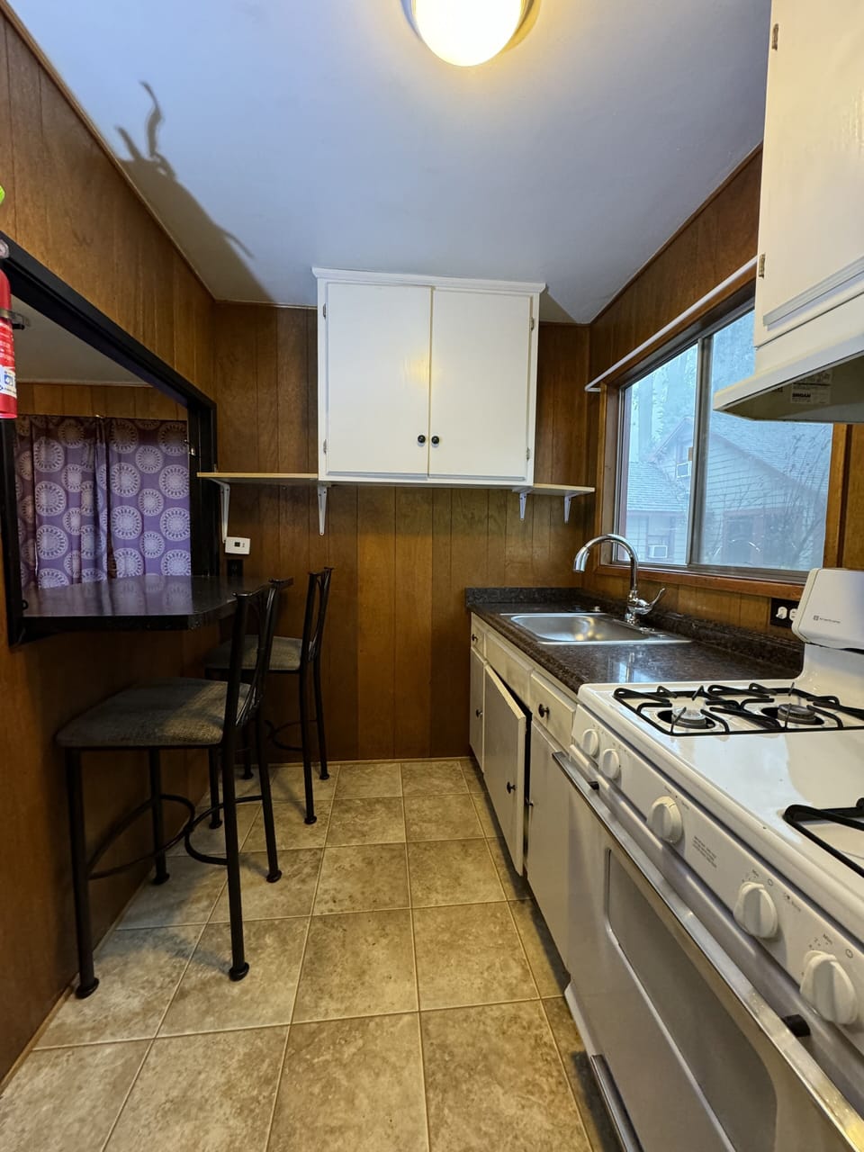 Silverwood | Private kitchen | Microwave, oven, cookware/dishes/utensils