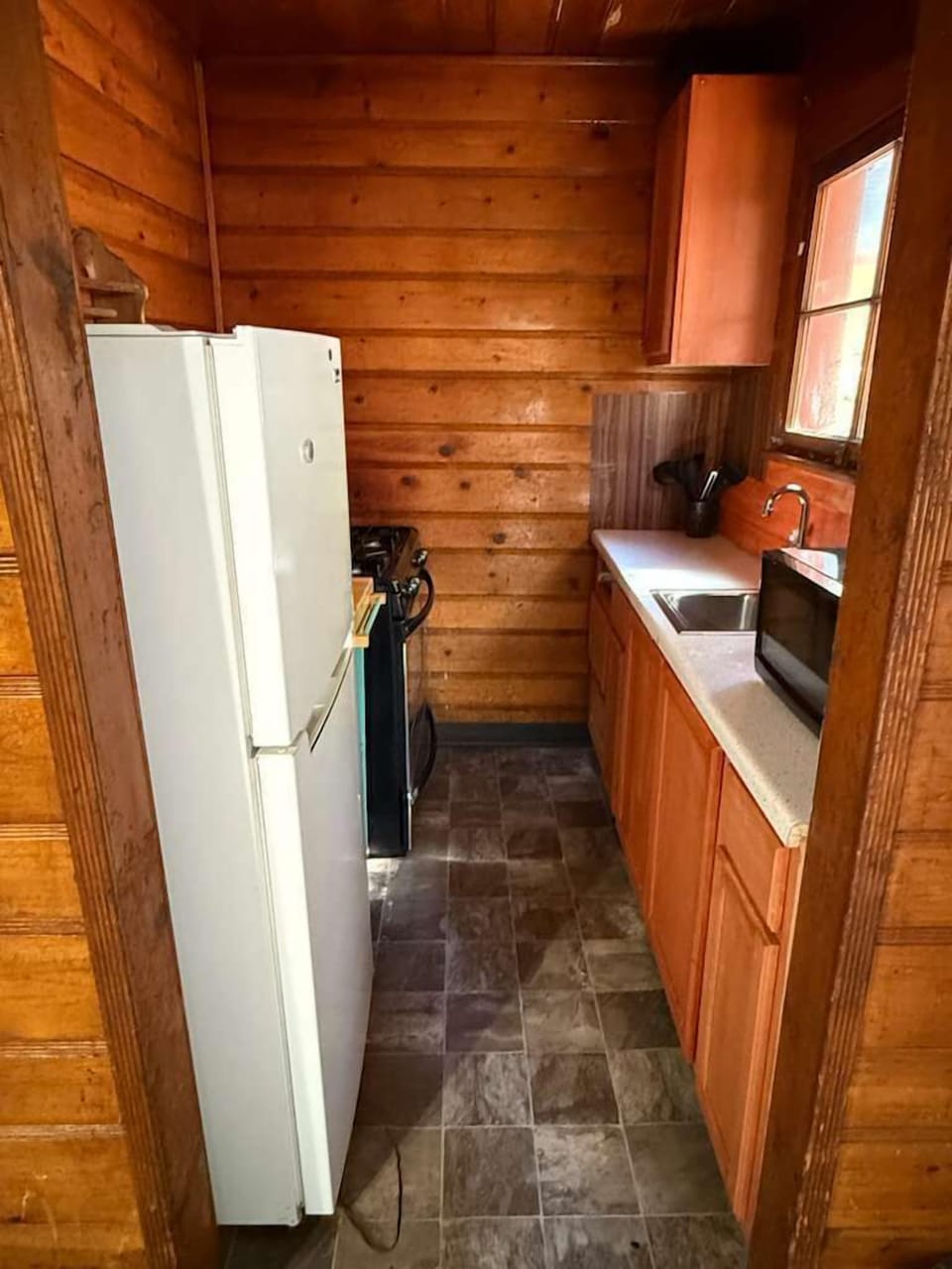 Arrowbear | Private kitchen | Microwave, oven, cookware/dishes/utensils