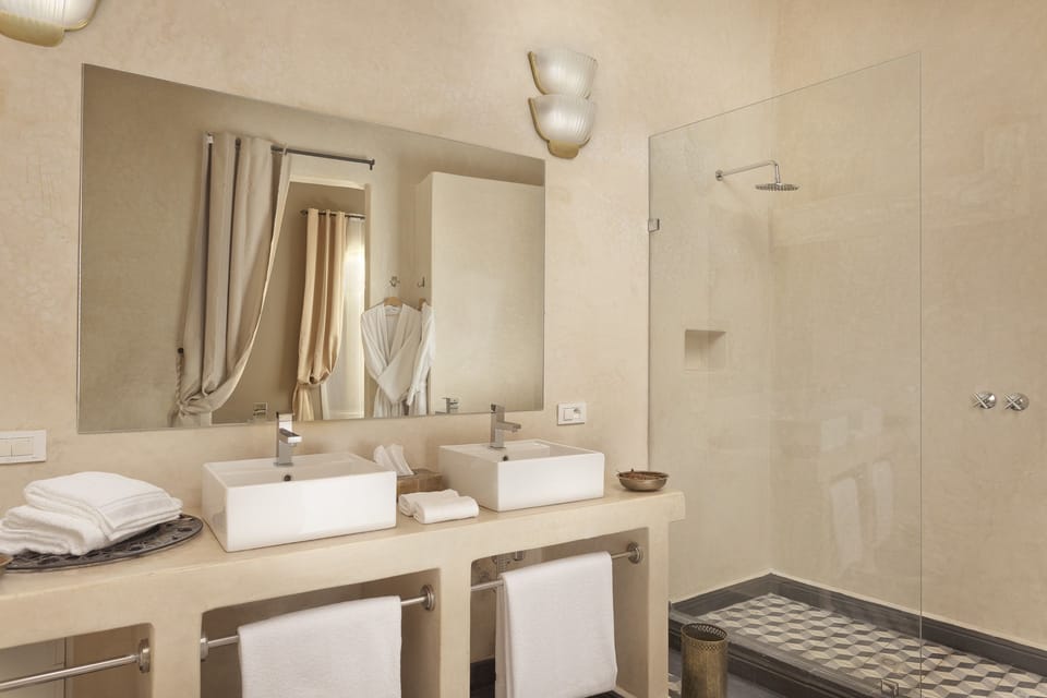 Junior Suite | Bathroom | Shower, hair dryer, slippers, bidet