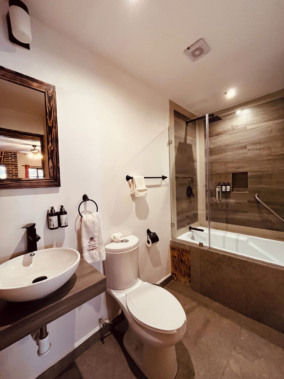 Deluxe Room, 2 Double Beds, Bathtub | Bathroom | Free toiletries, towels, soap, shampoo