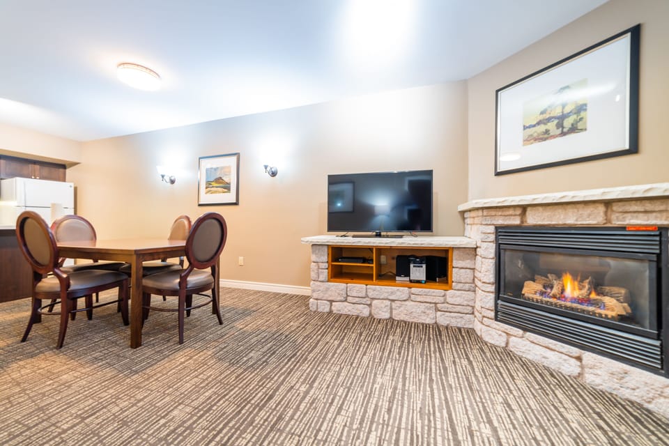 Apartment | Living room | Flat-screen TV, fireplace