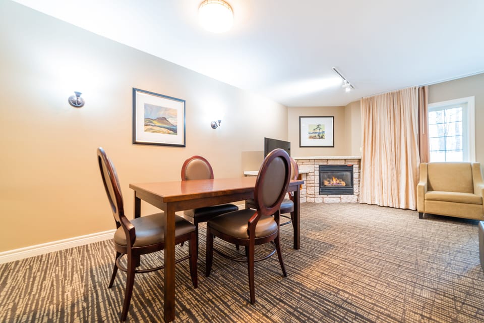 Apartment | Living room | Flat-screen TV, fireplace