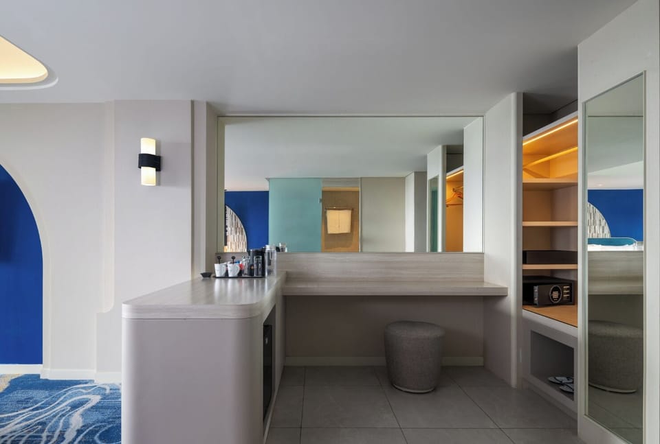 Deluxe Room | Premium bedding, in-room safe, desk, laptop workspace