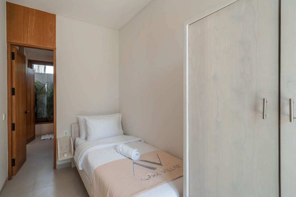 2 bedrooms, premium bedding, in-room safe, desk