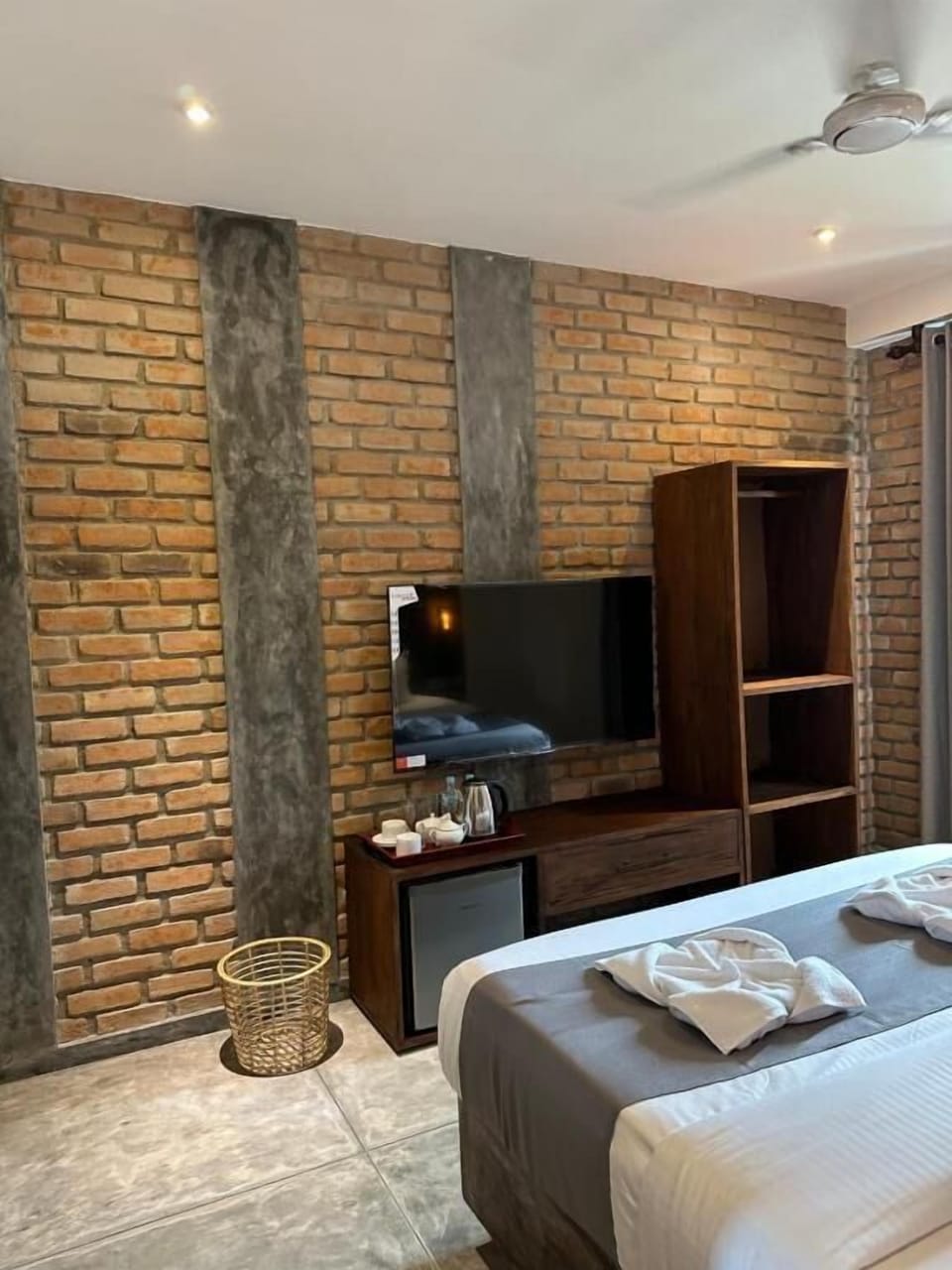 Deluxe Double Room | Iron/ironing board, free WiFi