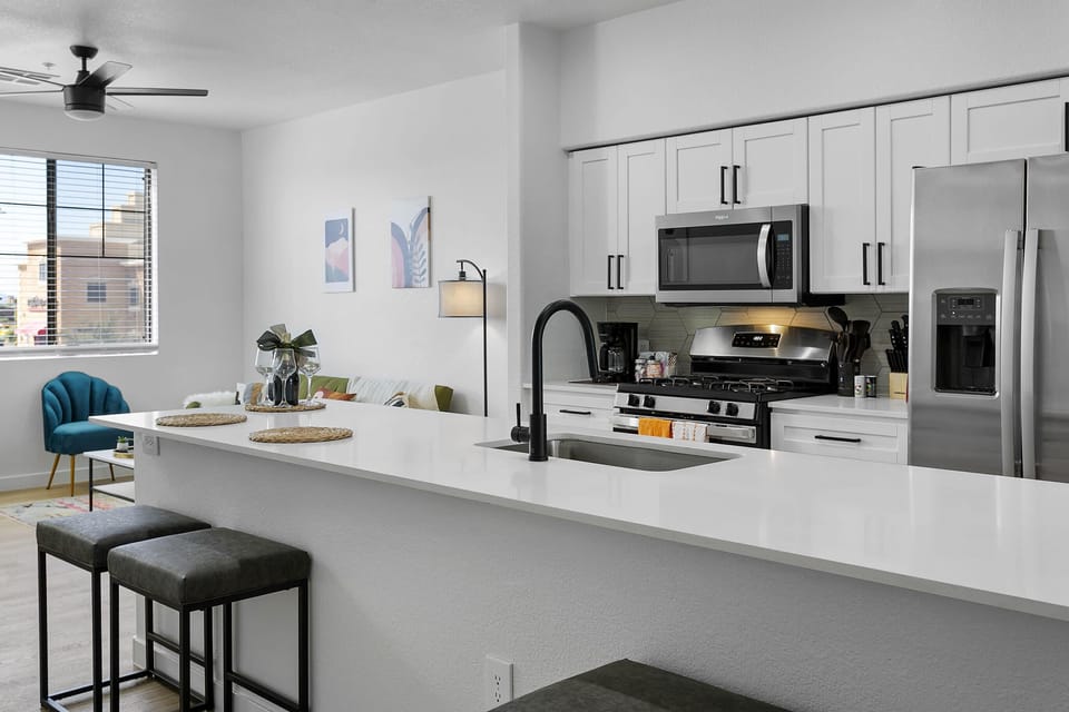 Deluxe Apartment | Private kitchen | Fridge, microwave, oven, stovetop
