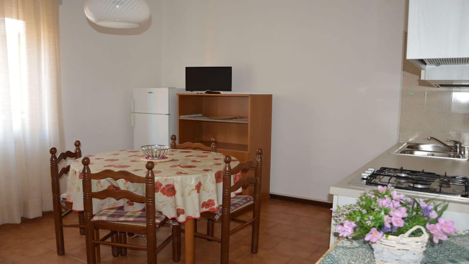 Apartment, 2 Bedrooms, Balcony, City View | Dining