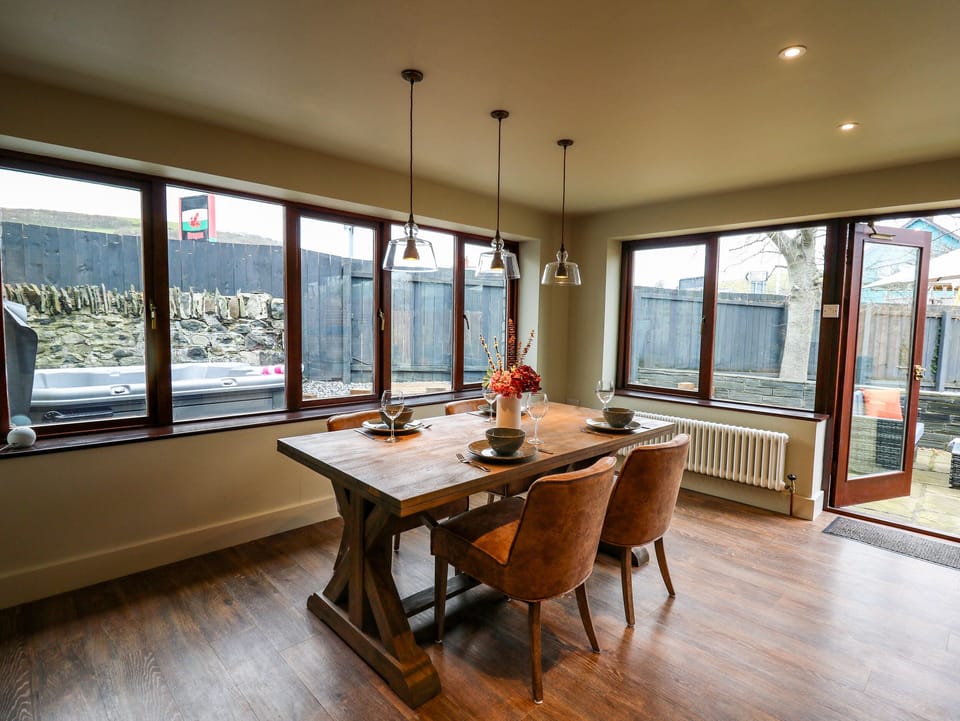 Cottage | Dining