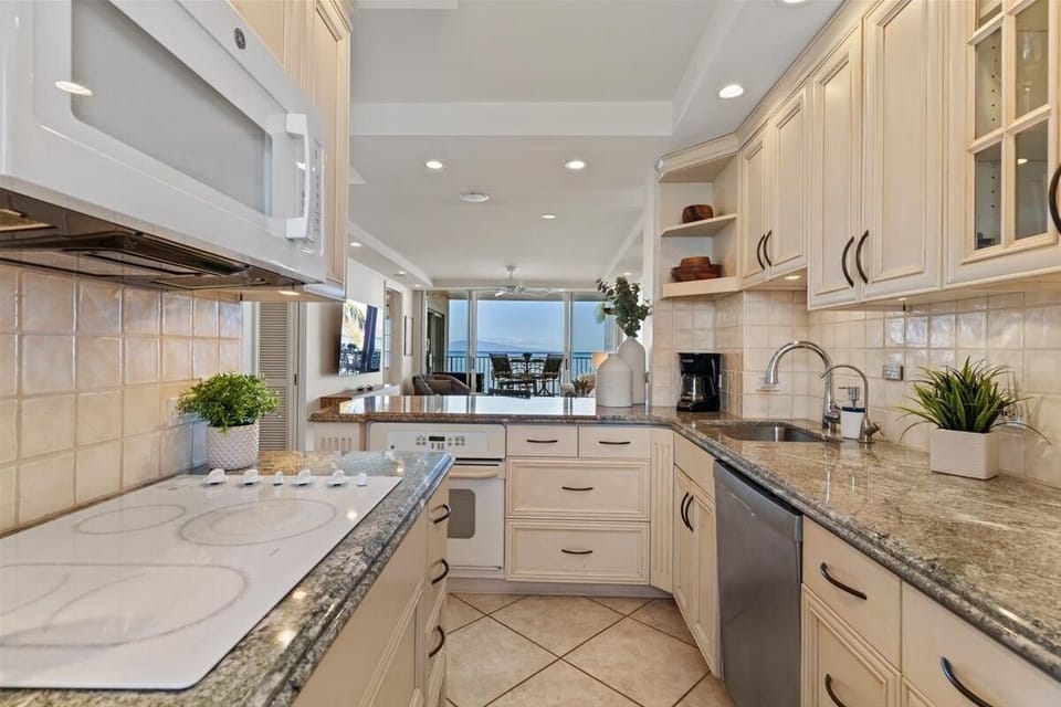 Condo, 2 Bedrooms | Private kitchen | Fridge, oven, stovetop, coffee/tea maker