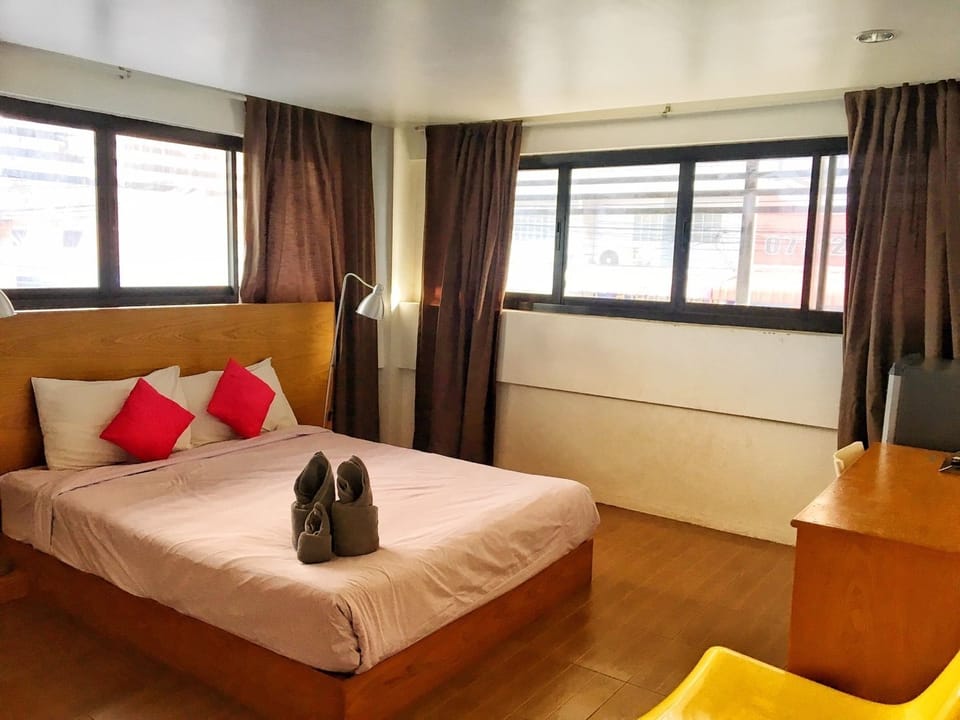 I Grand  | Minibar, desk, rollaway beds (surcharge)